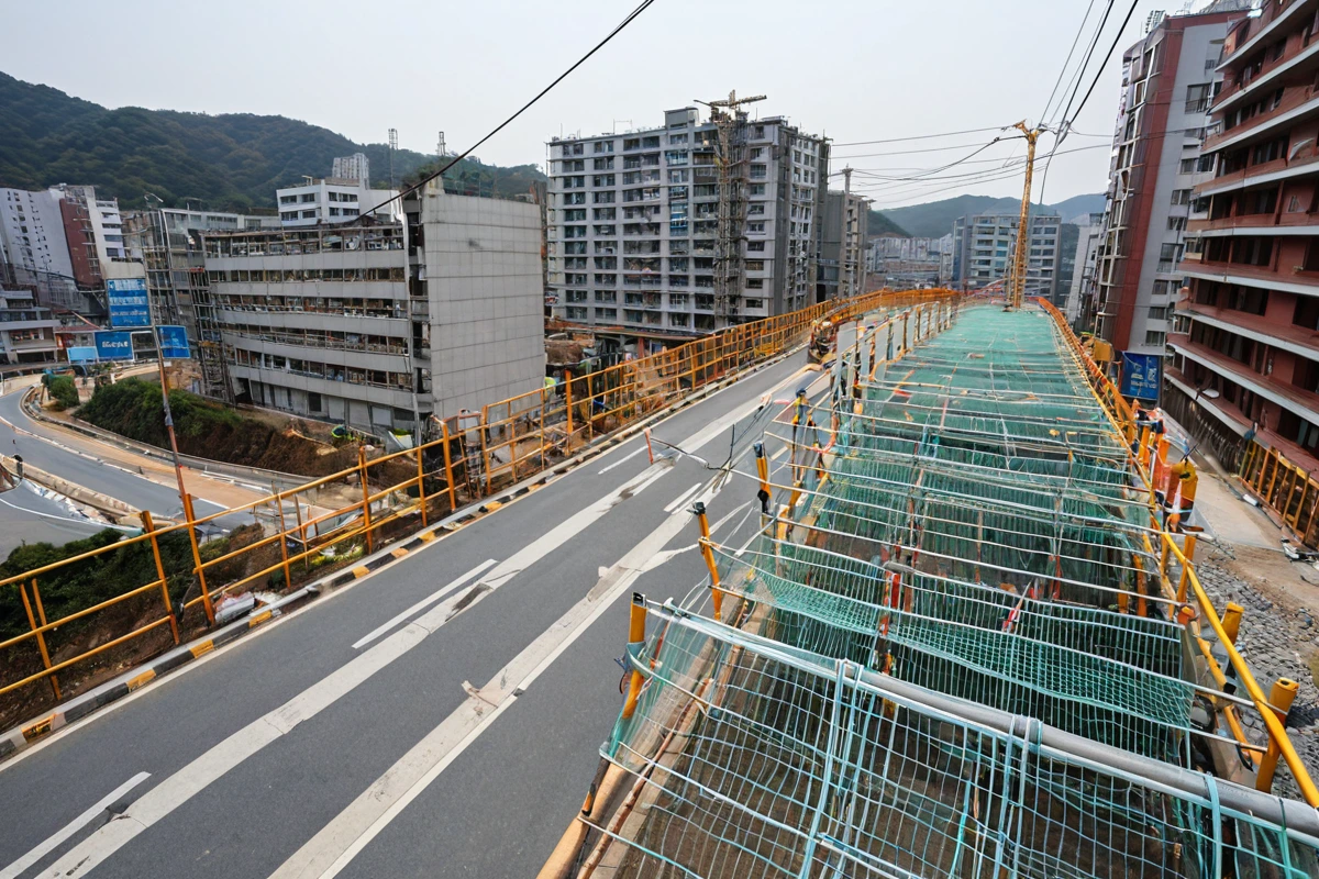울산 야음동 주거지역에서 간판 철거 작업 중인 안전 장비가 설치된 현장, 높은 위치의 간판 철거를 위한 안전 작업대와 안전망이 완비된 모습, 주변 보행자 이동 경로가 분리된 도로